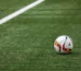 Fußball liegt auf einem Spielfeld