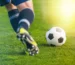 Der Ball rollt wieder. Fußballer beim Abstoß eines Fussballs