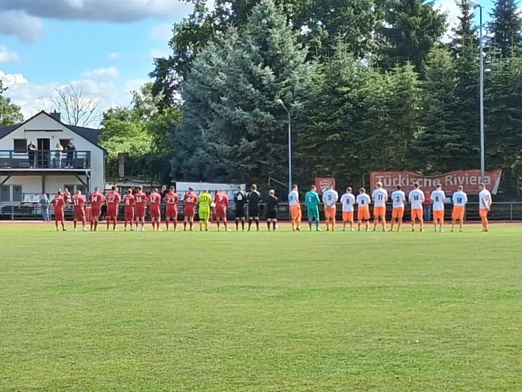 Aufstellung vor dem Fußballspiel Seegrehna gegen FC Stahl Aken